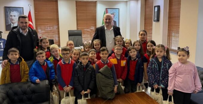 Başkan Yılmaz Yıldız Öğrencileri Belediyede Ağırladı