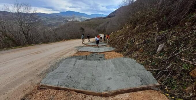 Yığılca’da Sarıkaya Köyü Yoluna Beton V Kanal Çalışması