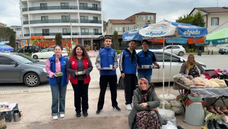 Gönüllü Gençlerden Pazarda Anlamlı İkram