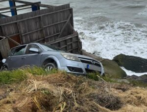 Akçakoca’da Park Halindeki Araç Uçurum Kenarına Sürüklendi